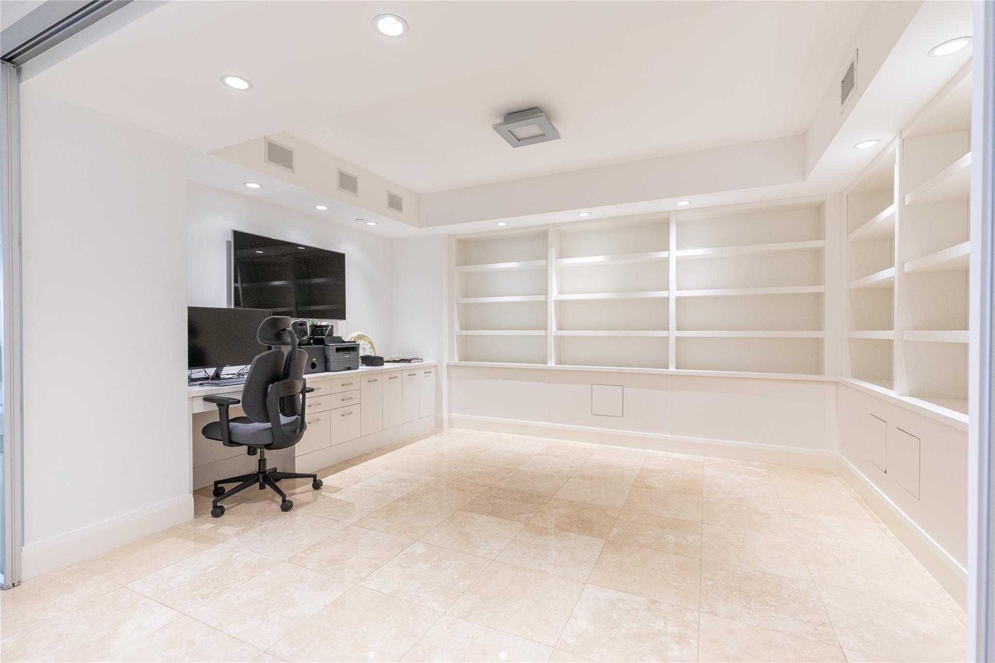 20201 E Country Clb Dr #706 Aventura, FL 33180