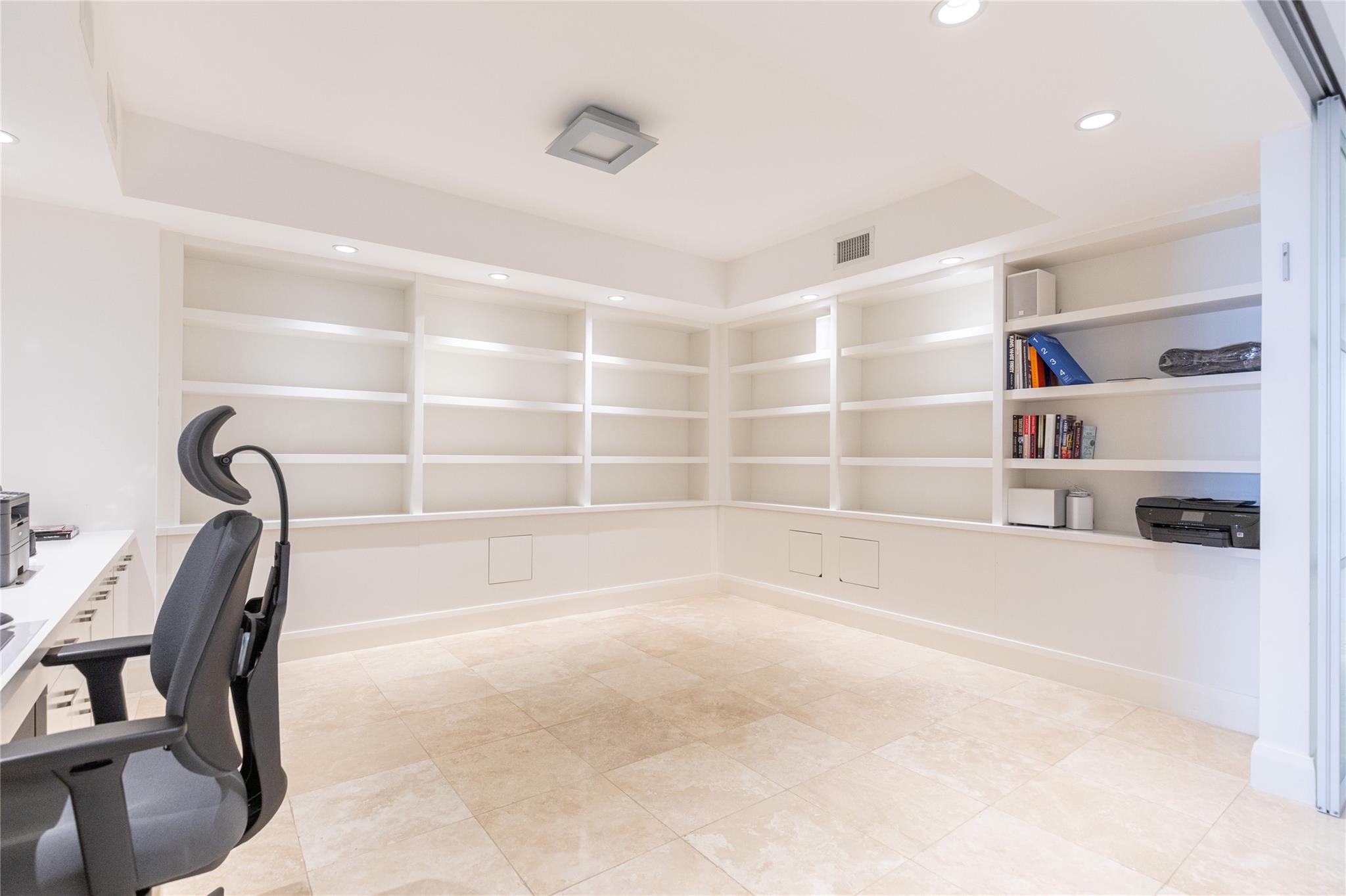 20201 E Country Clb Dr #706 Aventura, FL 33180