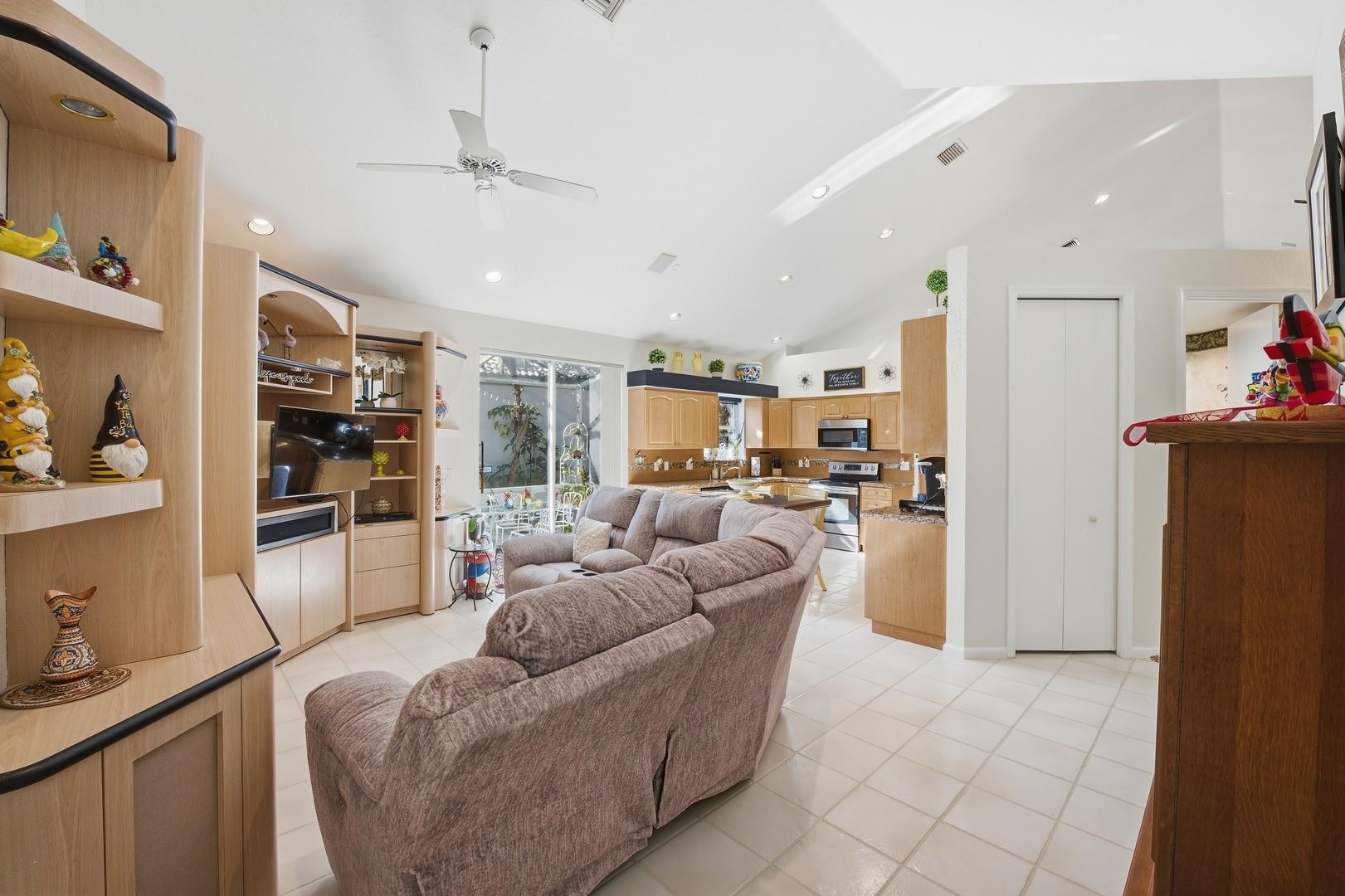 6441 Three Lks Ln Boynton Beach, FL 33437