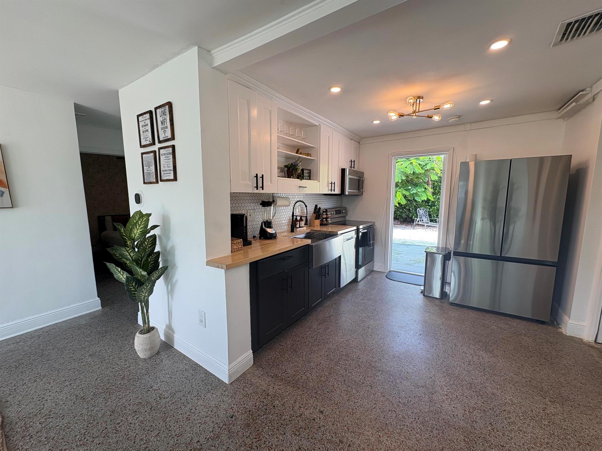 2711 NE 11th Ter