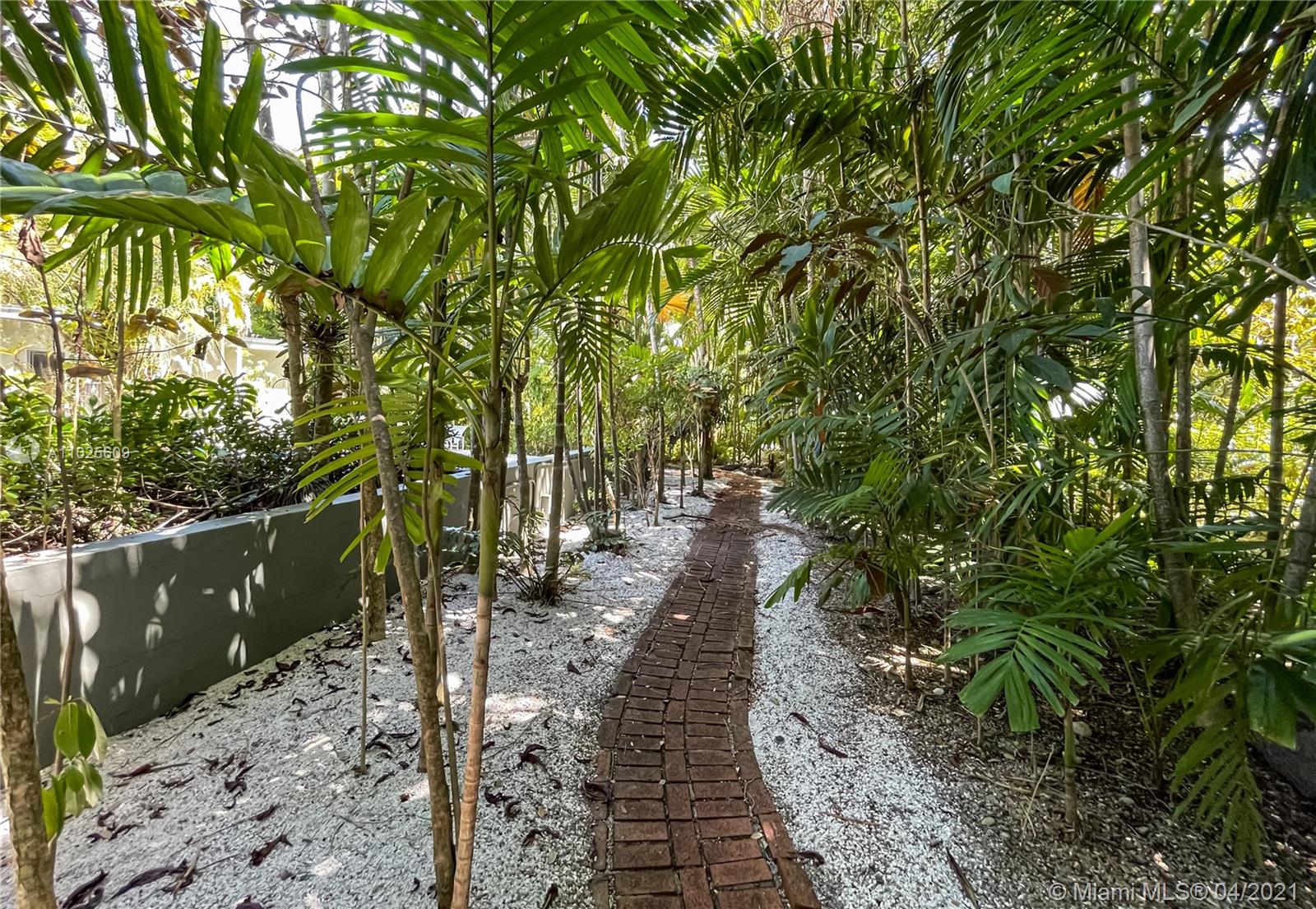 4141 La Playa Blvd Miami, FL 33133