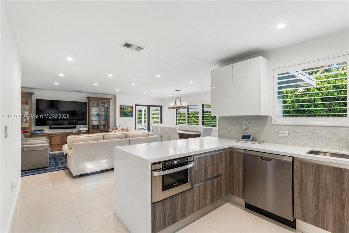 2180 Alamanda Dr North Miami, FL 33181