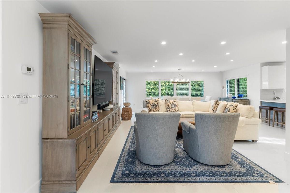 2180 Alamanda Dr North Miami, FL 33181