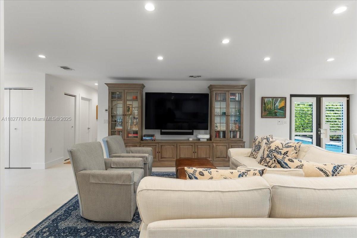 2180 Alamanda Dr North Miami, FL 33181