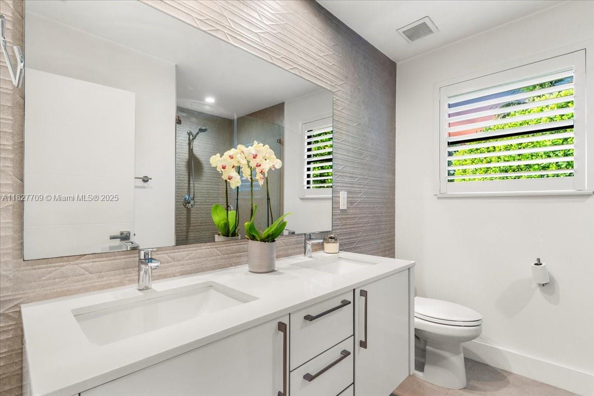 2180 Alamanda Dr North Miami, FL 33181