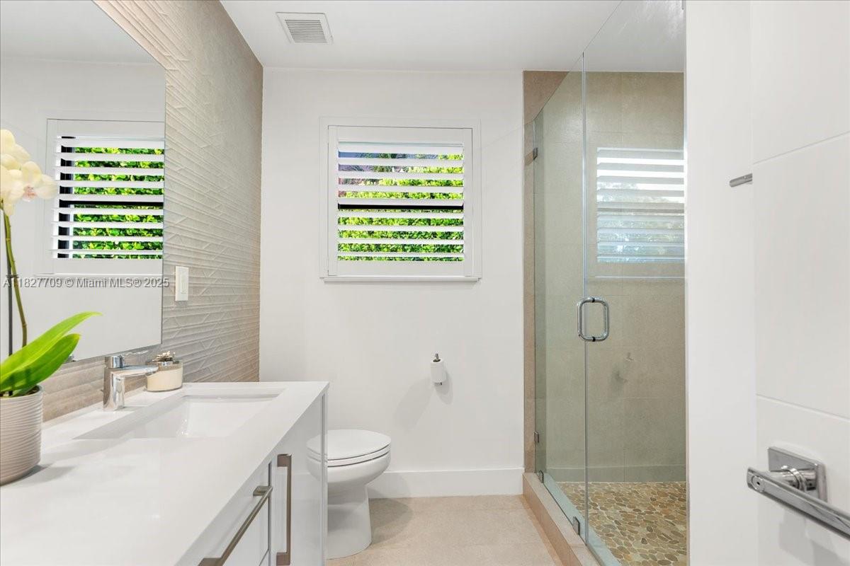 2180 Alamanda Dr North Miami, FL 33181