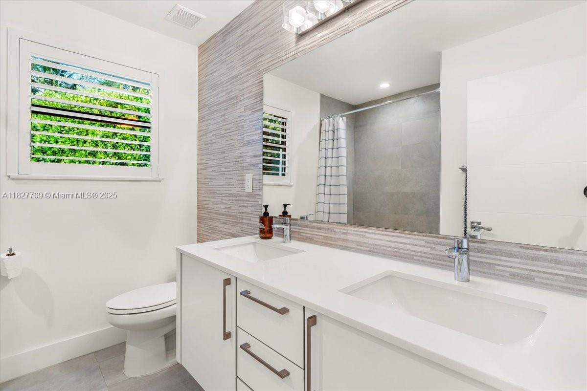 2180 Alamanda Dr North Miami, FL 33181