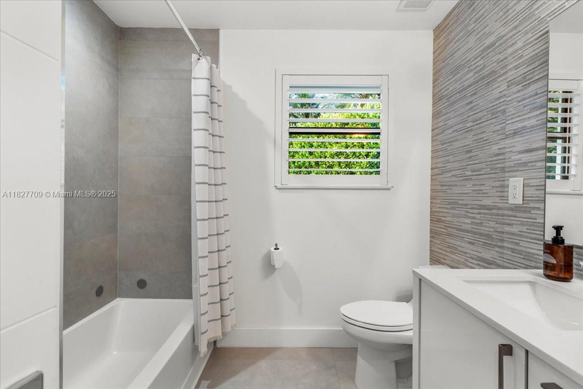 2180 Alamanda Dr North Miami, FL 33181