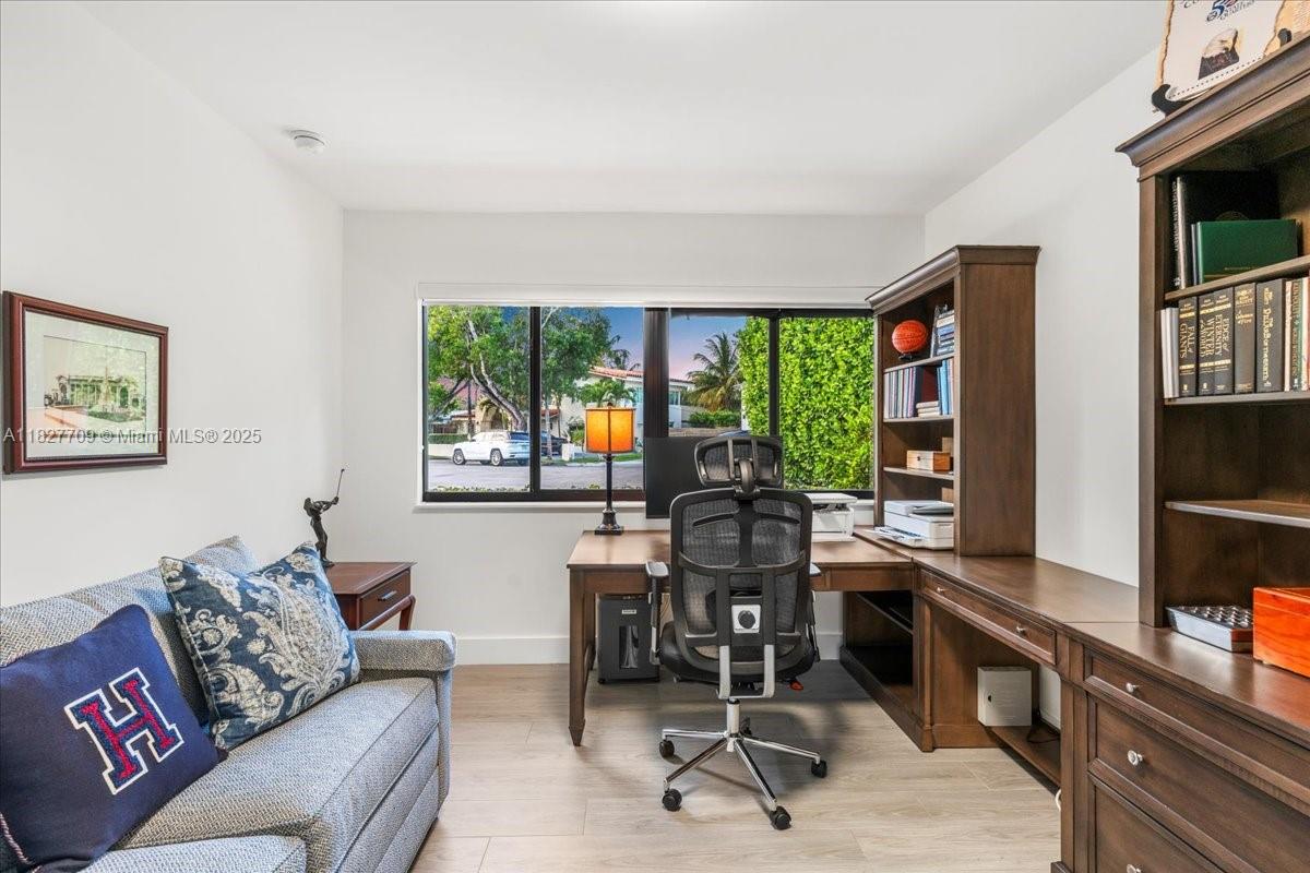 2180 Alamanda Dr North Miami, FL 33181