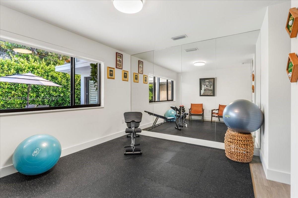 2180 Alamanda Dr North Miami, FL 33181