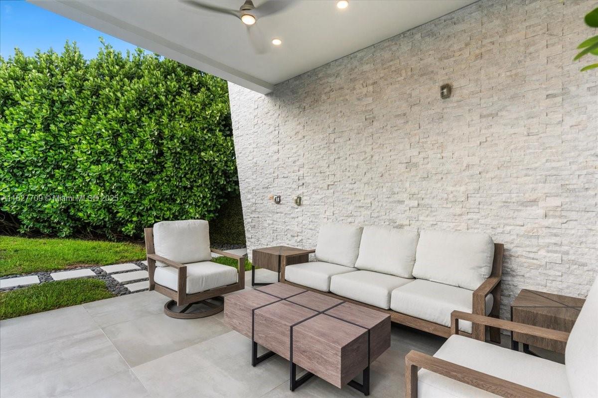 2180 Alamanda Dr North Miami, FL 33181