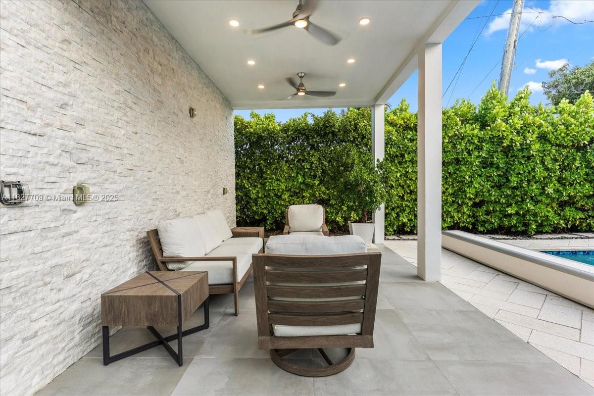 2180 Alamanda Dr North Miami, FL 33181