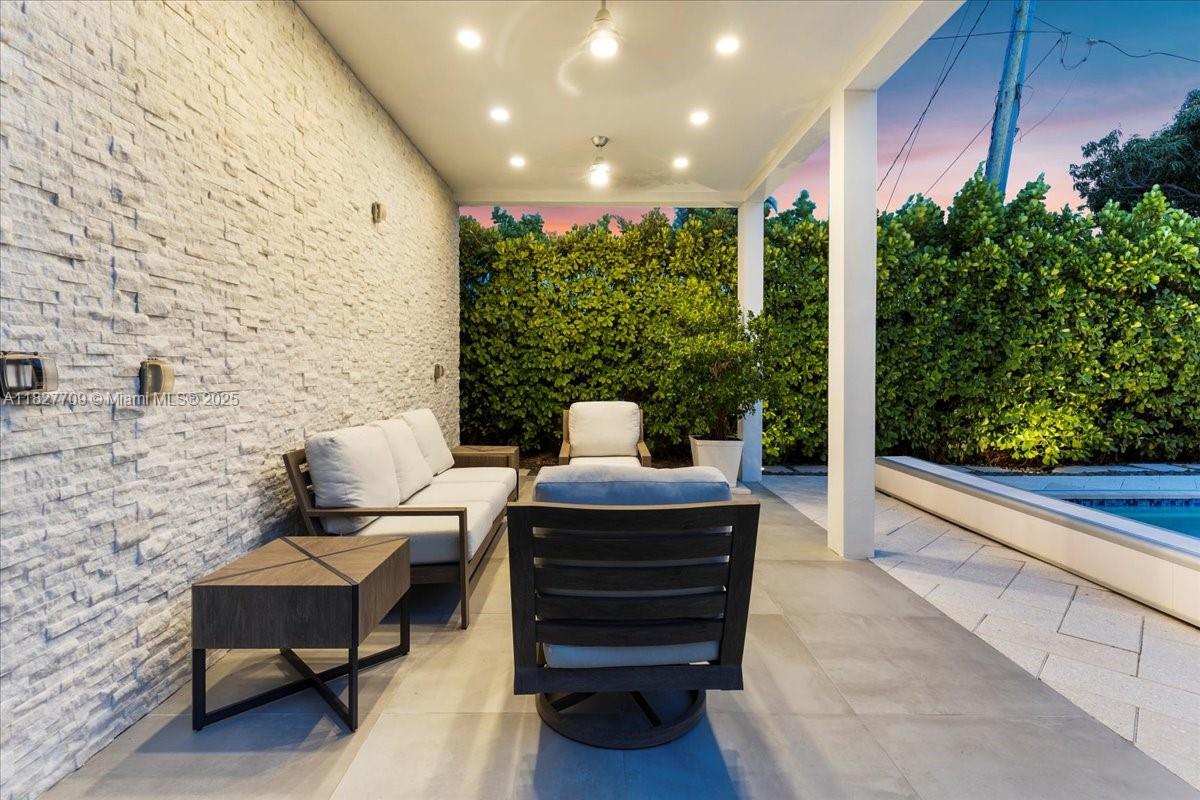 2180 Alamanda Dr North Miami, FL 33181