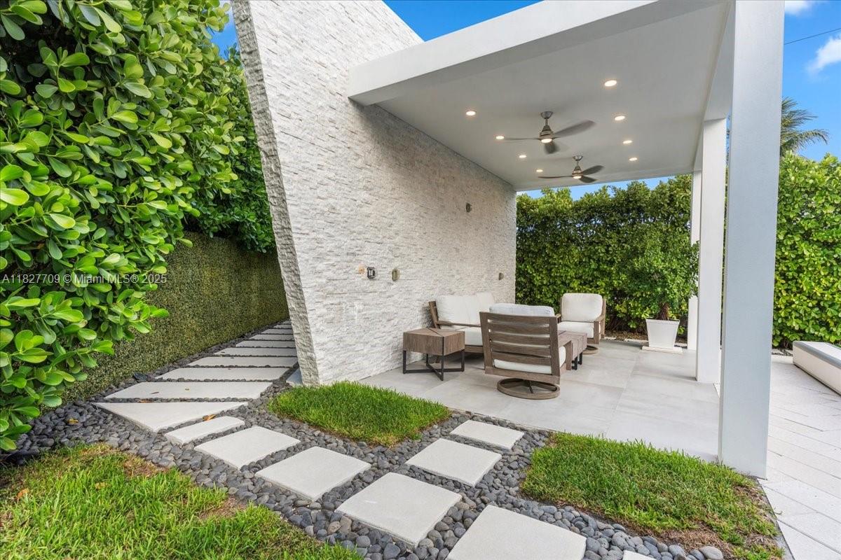 2180 Alamanda Dr North Miami, FL 33181