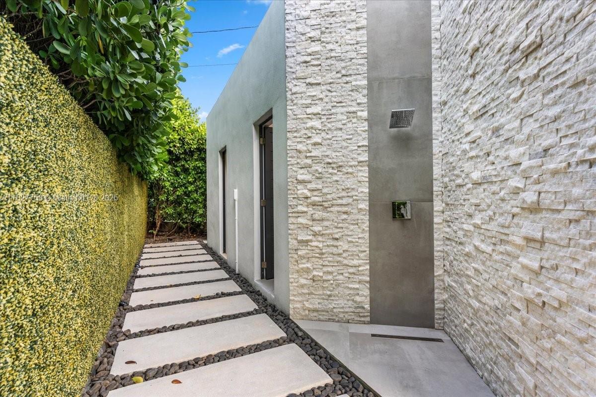 2180 Alamanda Dr North Miami, FL 33181