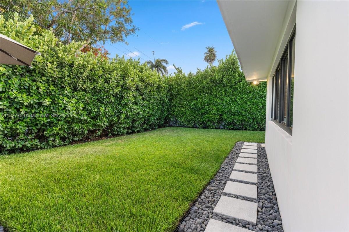 2180 Alamanda Dr North Miami, FL 33181