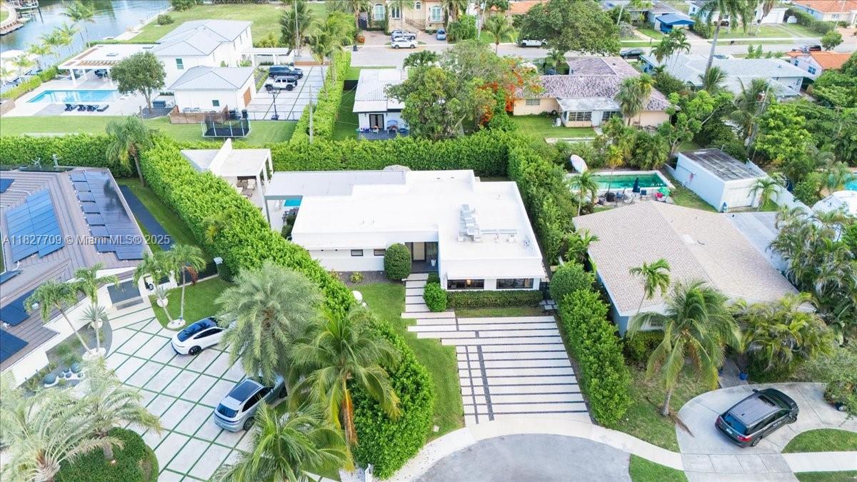 2180 Alamanda Dr North Miami, FL 33181