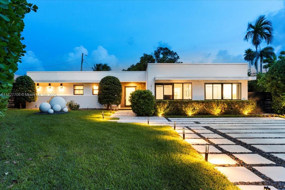 2180 Alamanda Dr North Miami, FL 33181