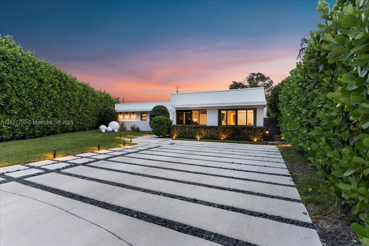 2180 Alamanda Dr North Miami, FL 33181