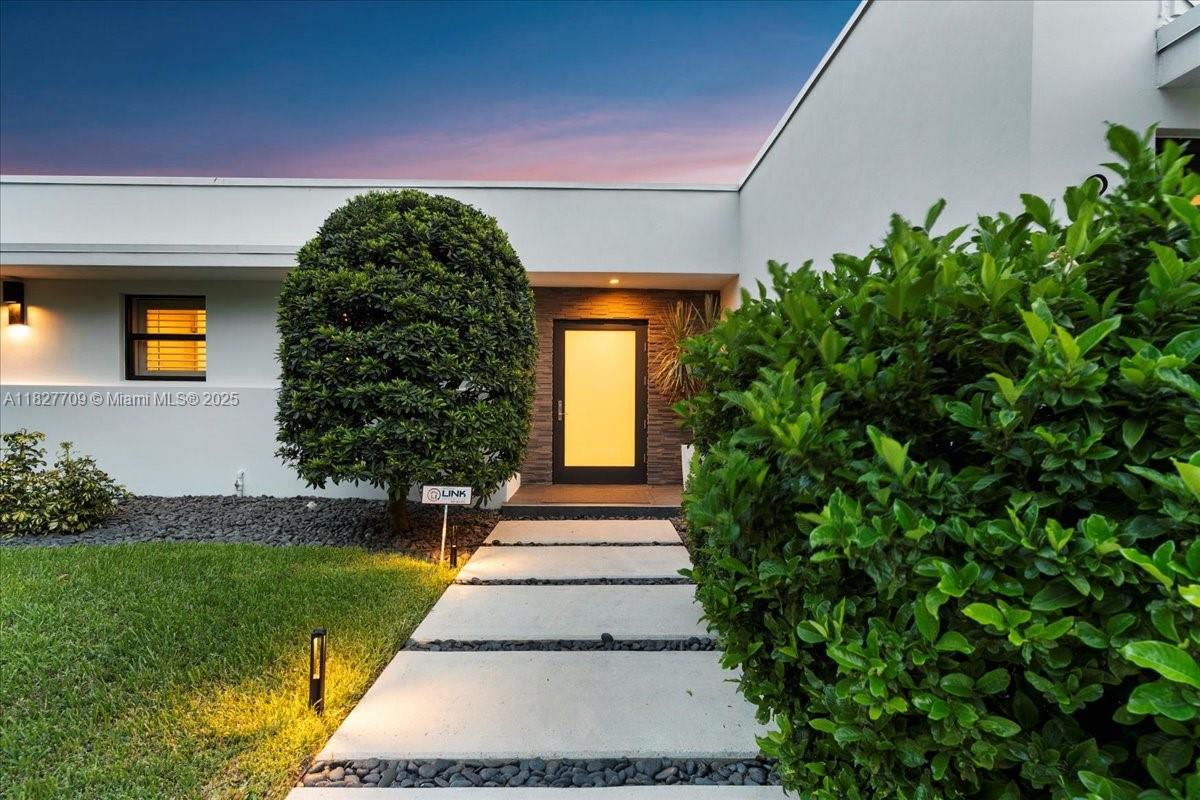 2180 Alamanda Dr North Miami, FL 33181