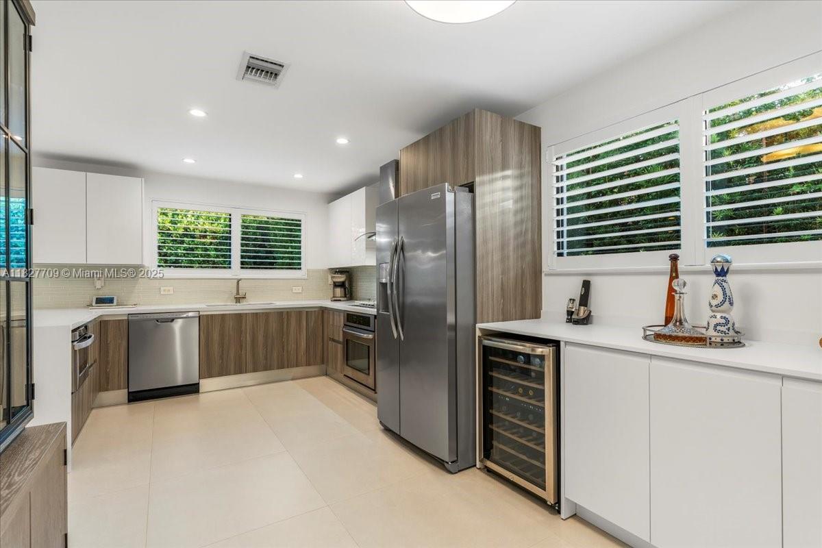 2180 Alamanda Dr North Miami, FL 33181