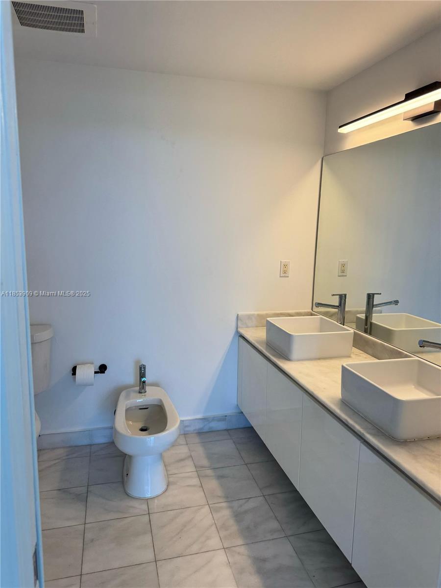 image Blue Condo12
