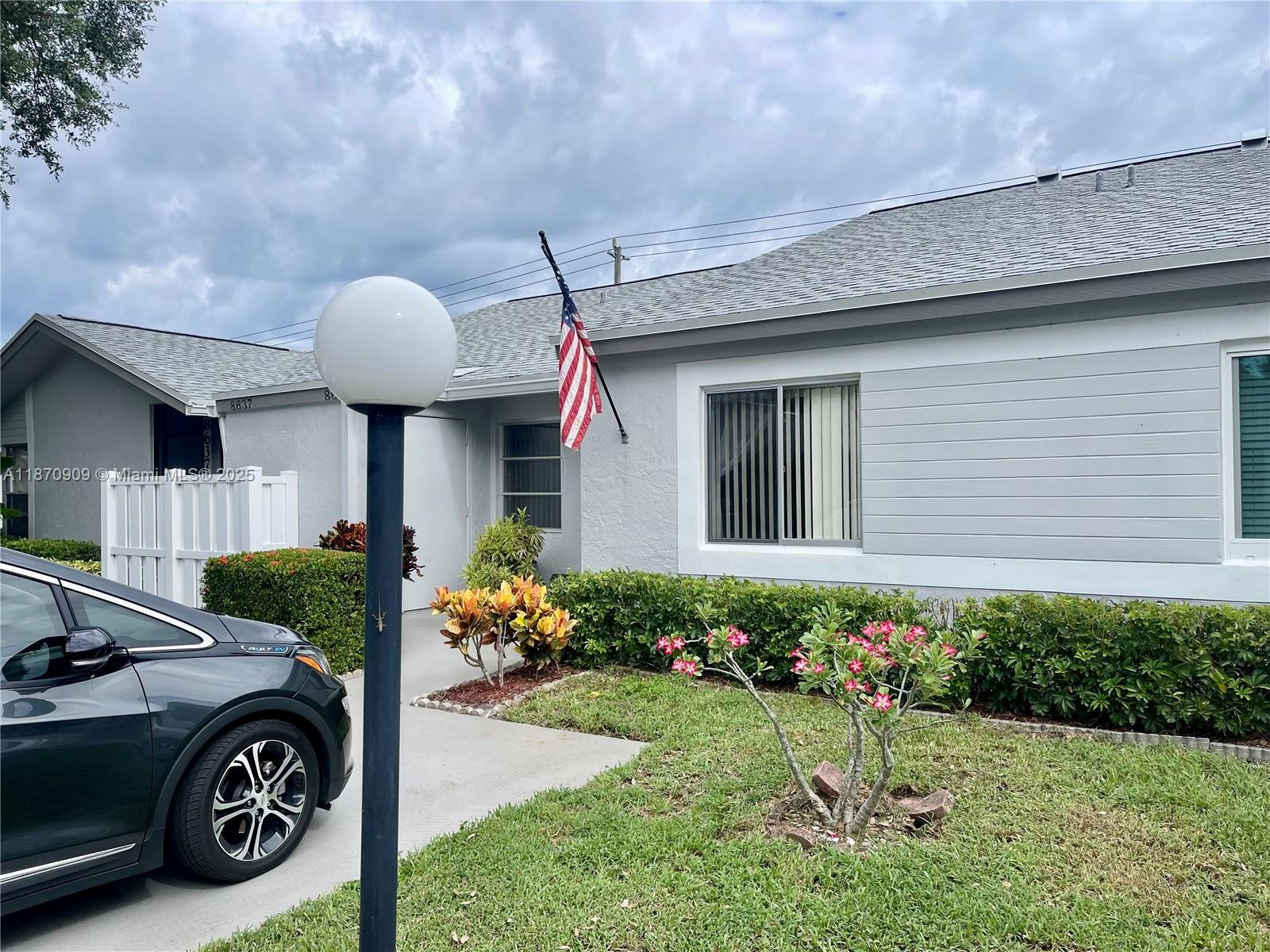 8633 Sunbird Pl