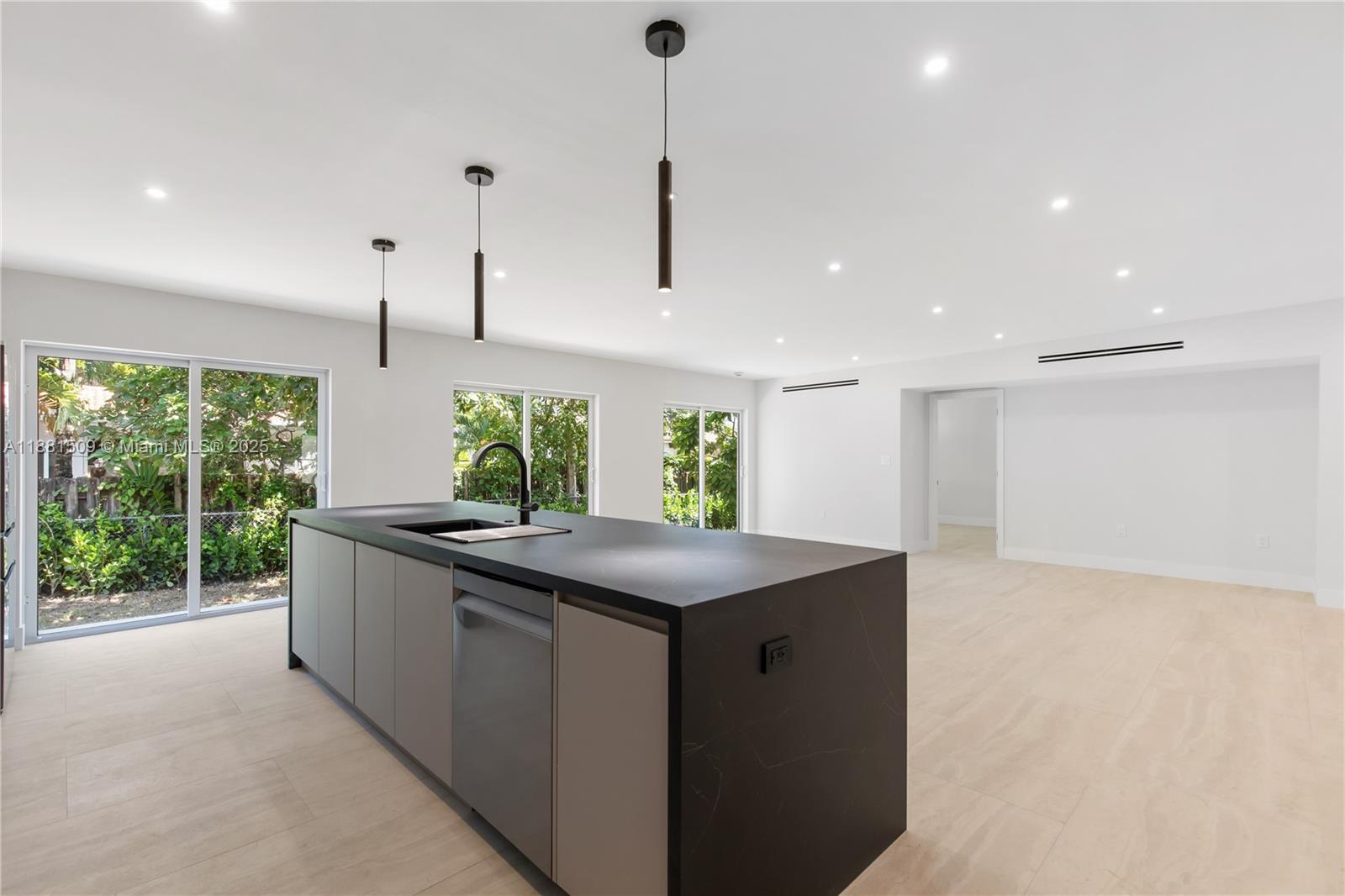 2251 SW 20th St Miami, FL 33145