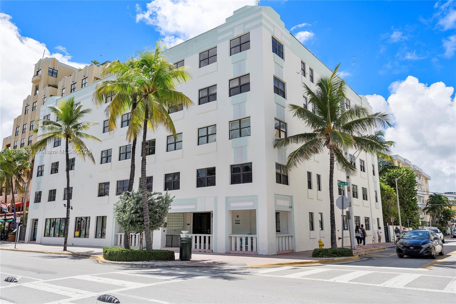 1390 Ocean Dr #202