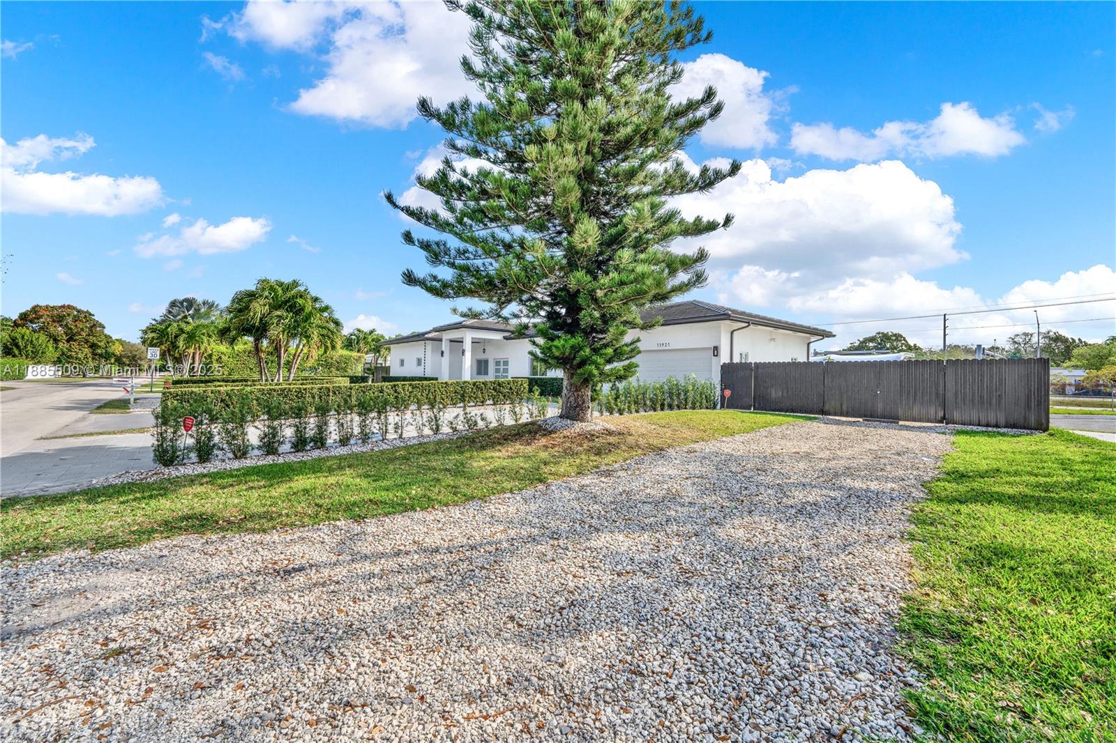 11921 SW 82nd Rd Miami, FL 33156