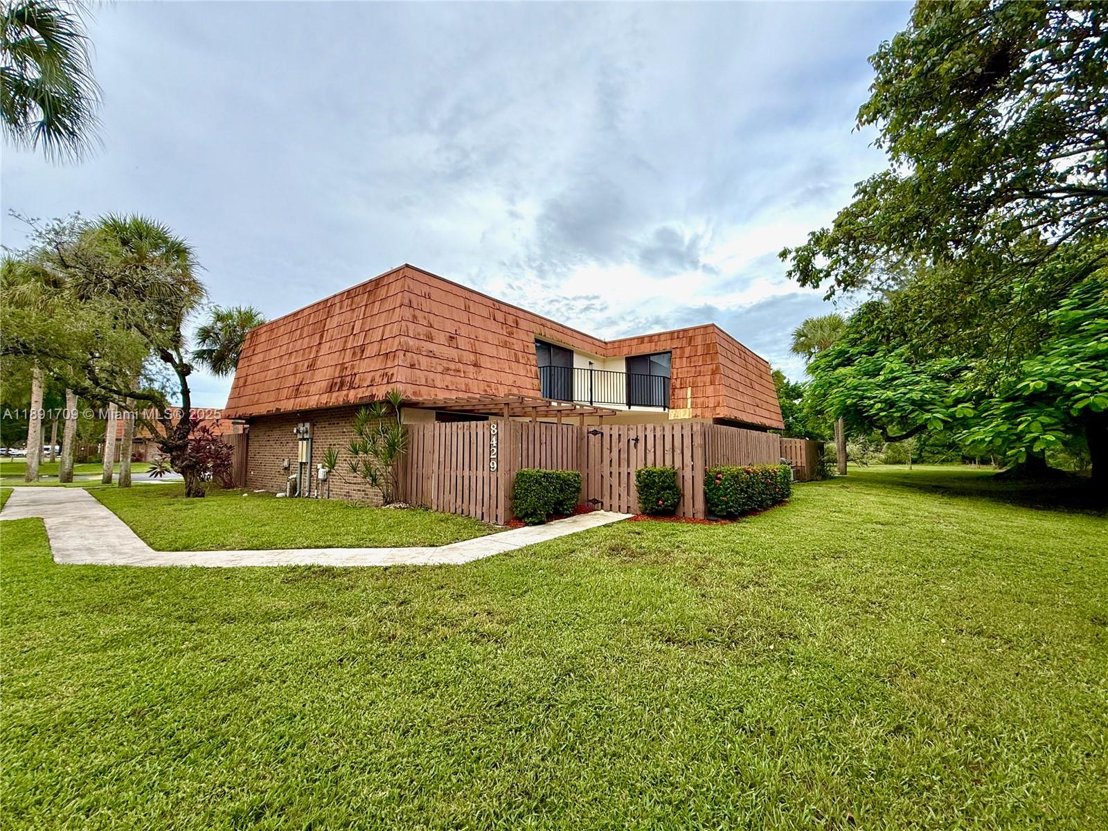 8429 N Coral Cir