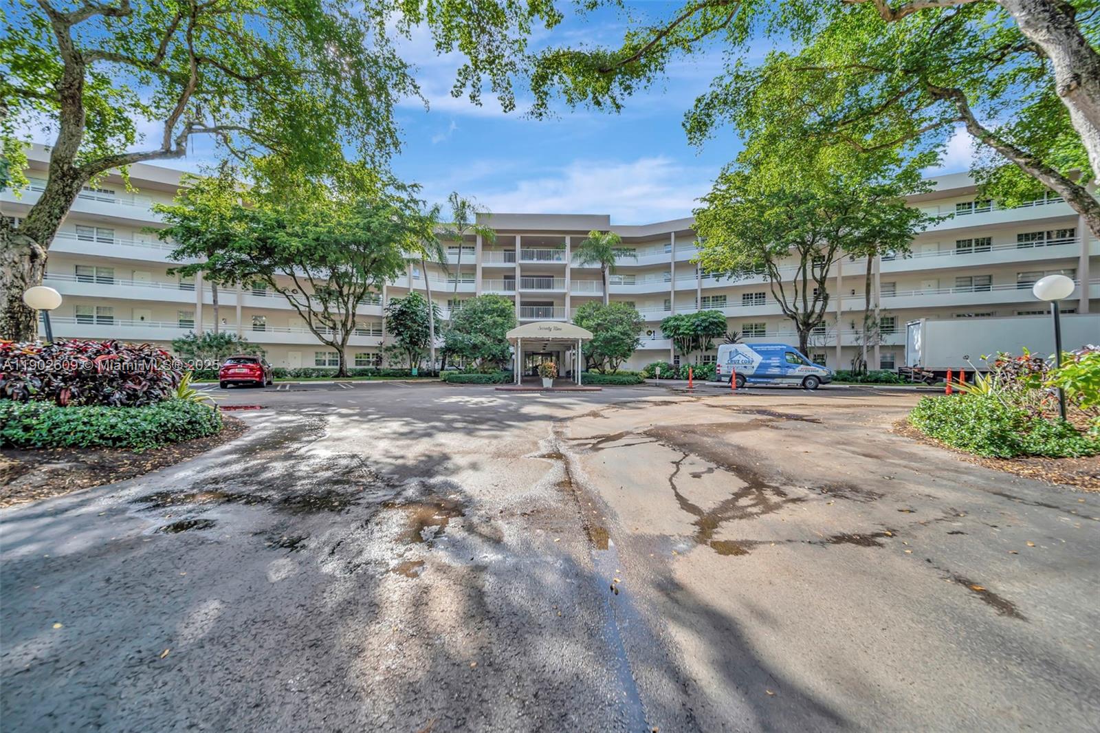 3980 Oaks Clubhouse Dr #409