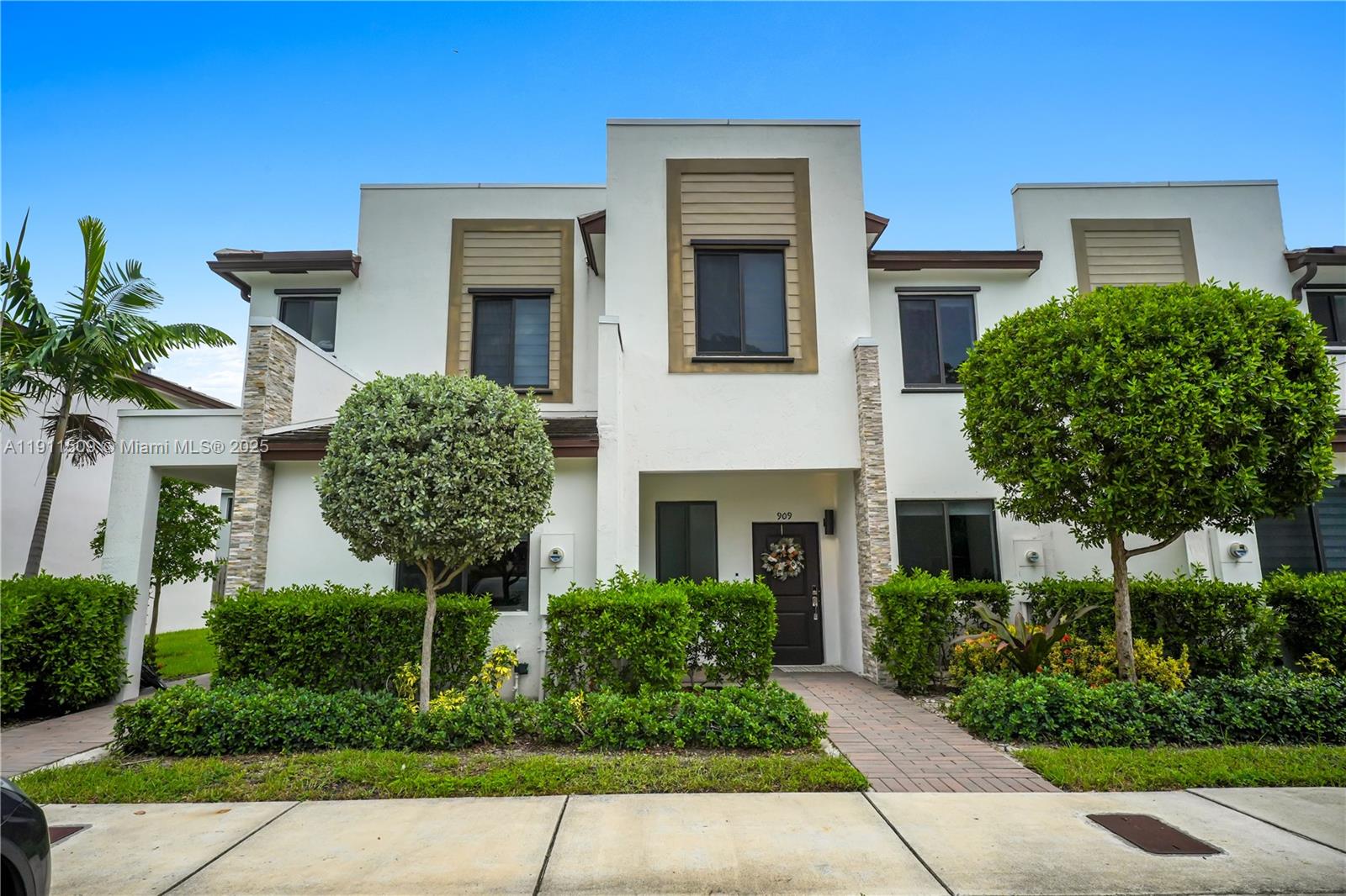 909 NE 211th St #909