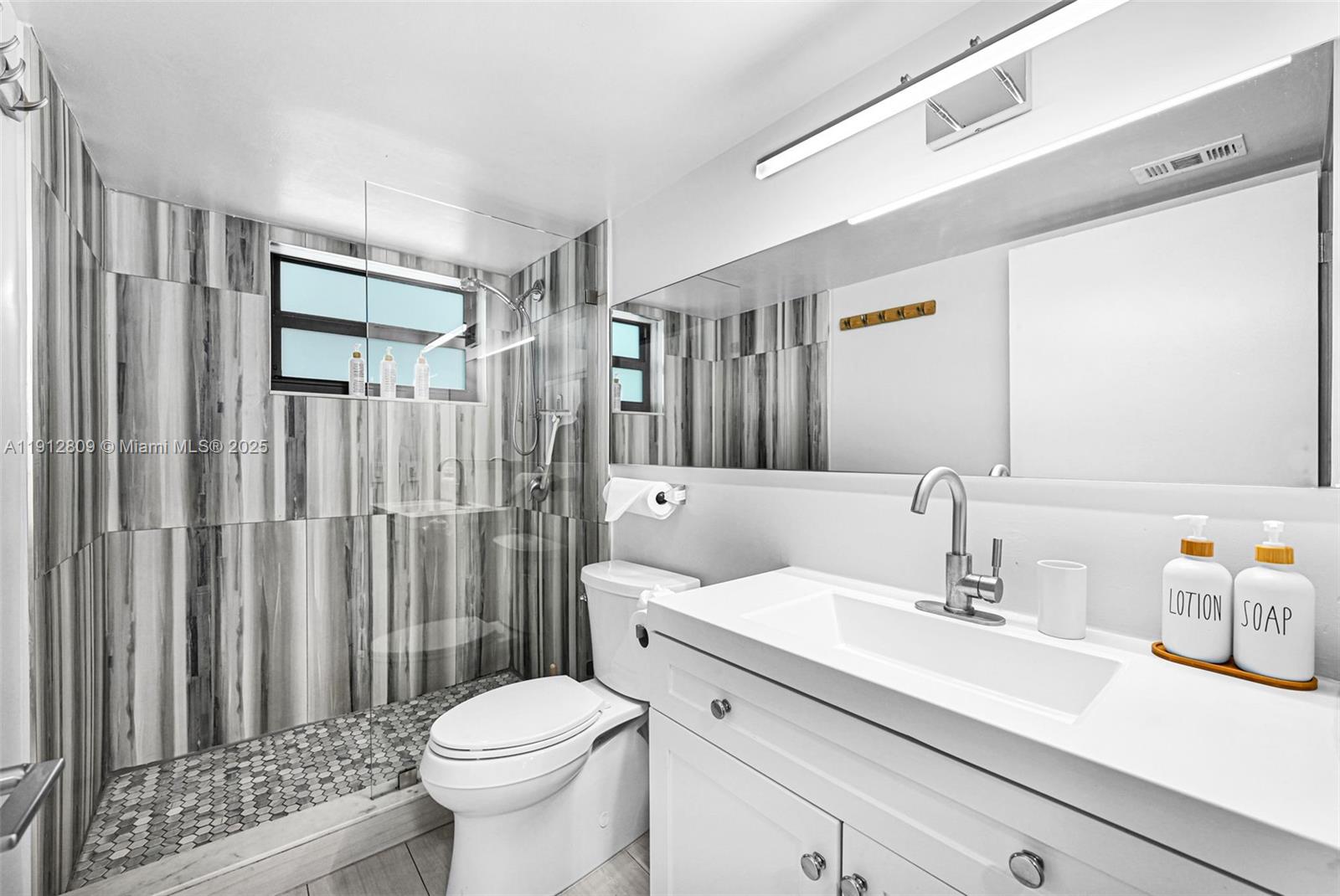 1418 Collins Ave #302 Miami Beach, FL 33139