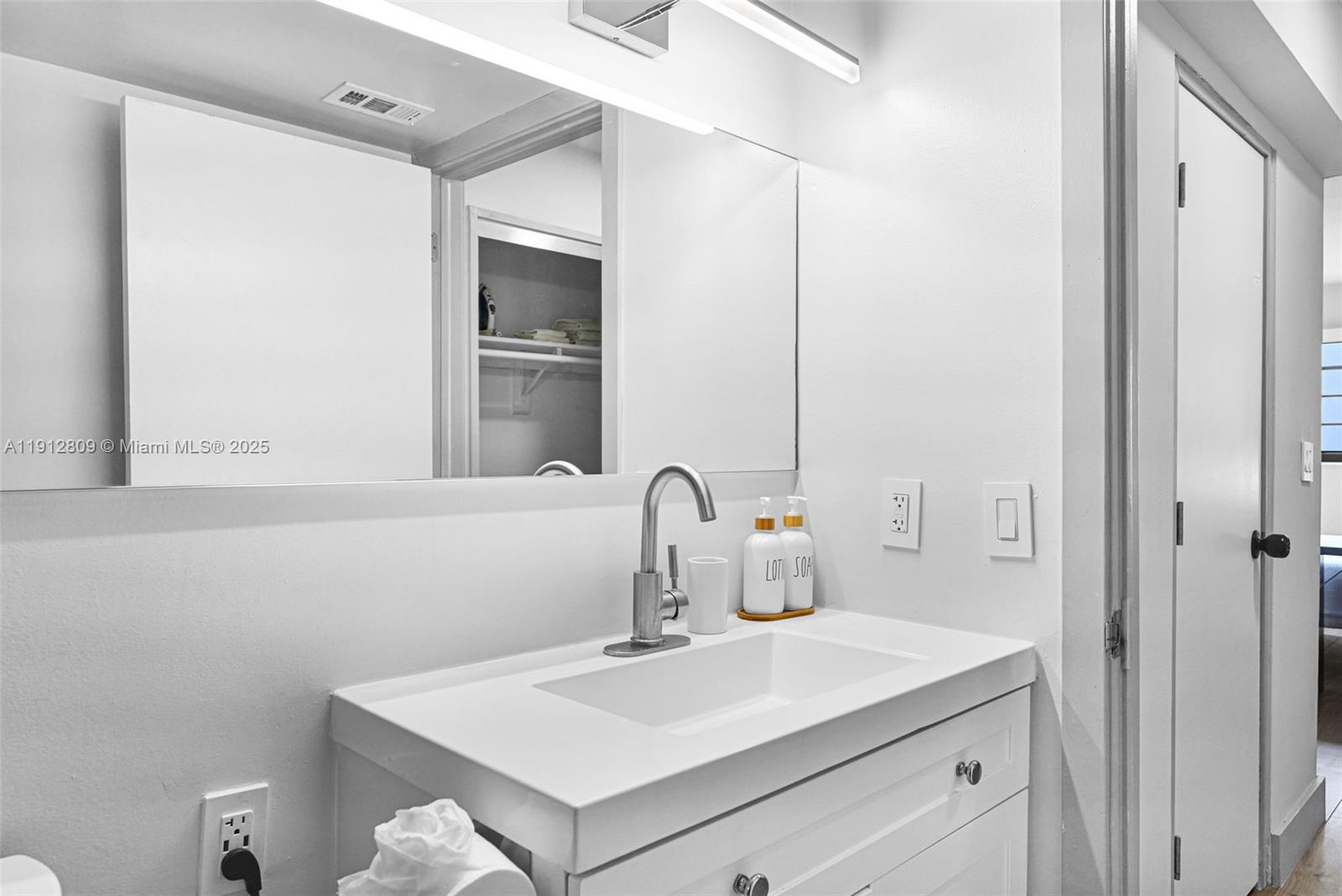 1418 Collins Ave #302 Miami Beach, FL 33139