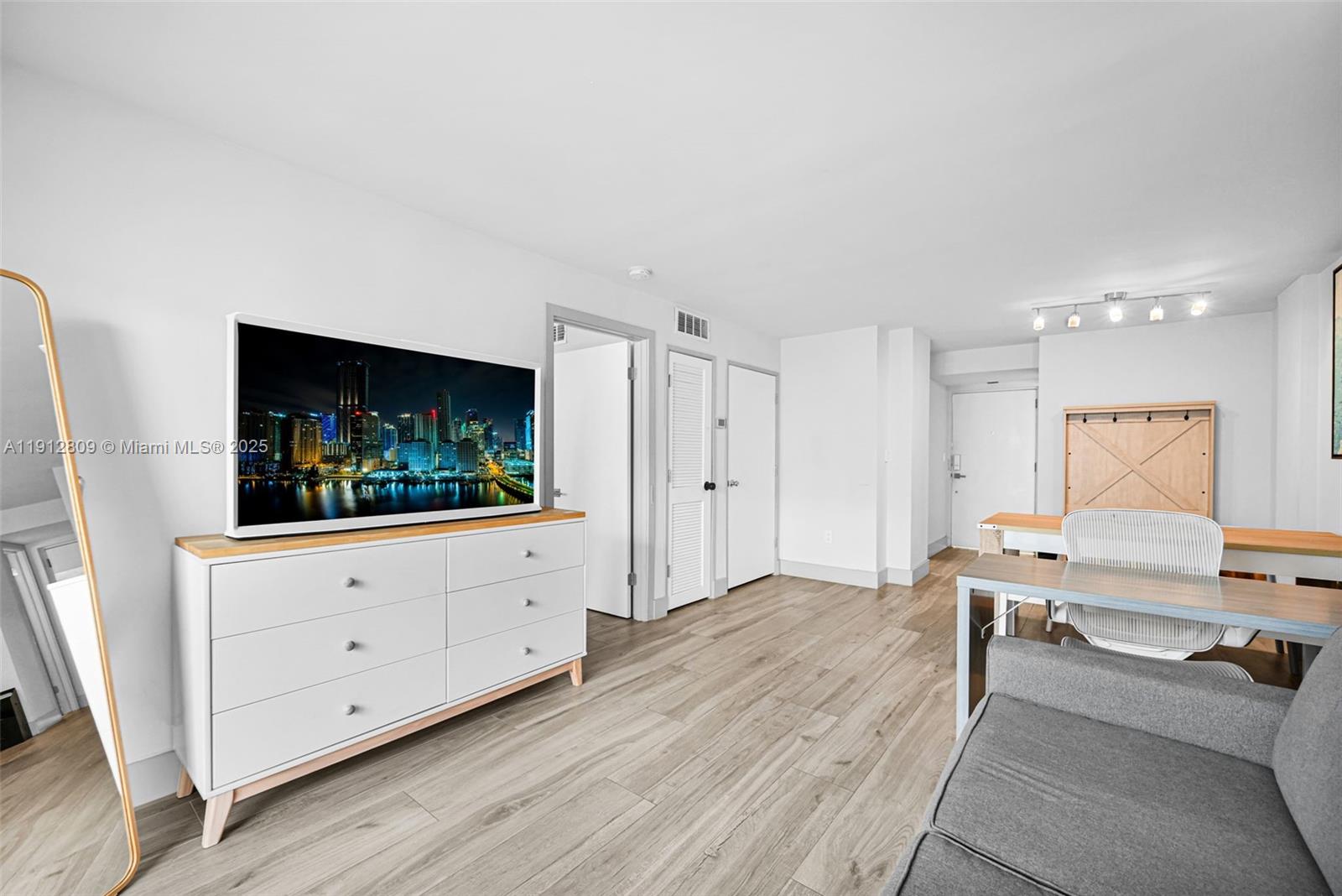 1418 Collins Ave #302 Miami Beach, FL 33139