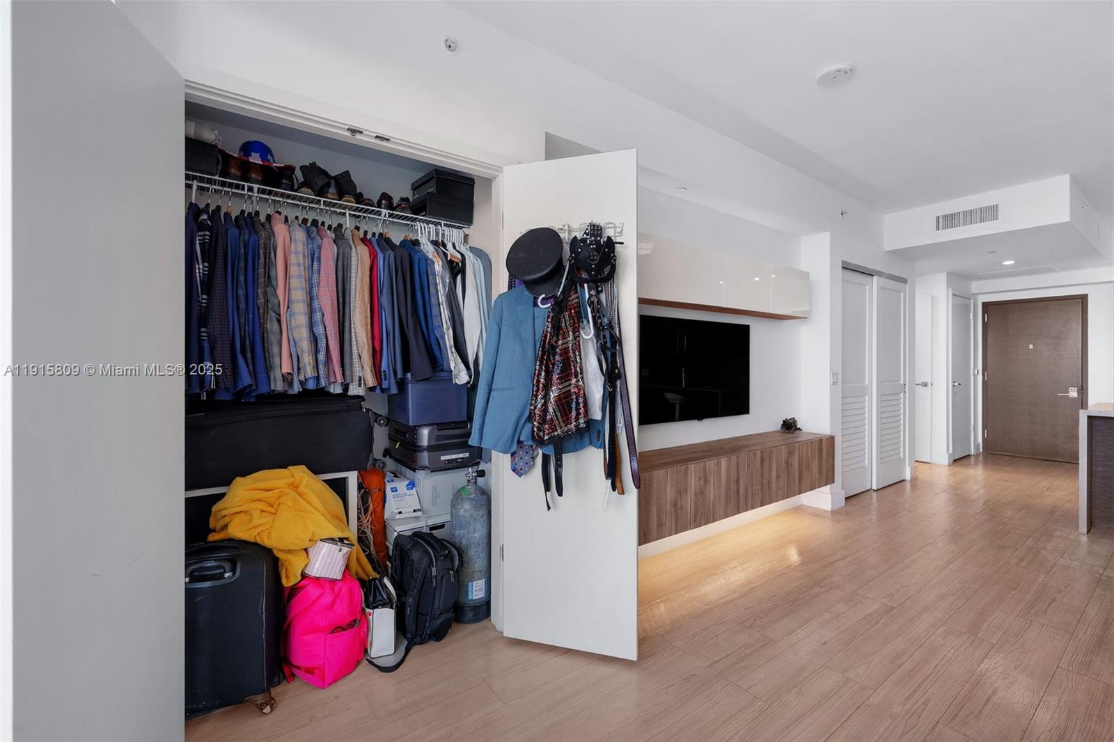 1080 Brickell Ave #3705 Miami, FL 33131