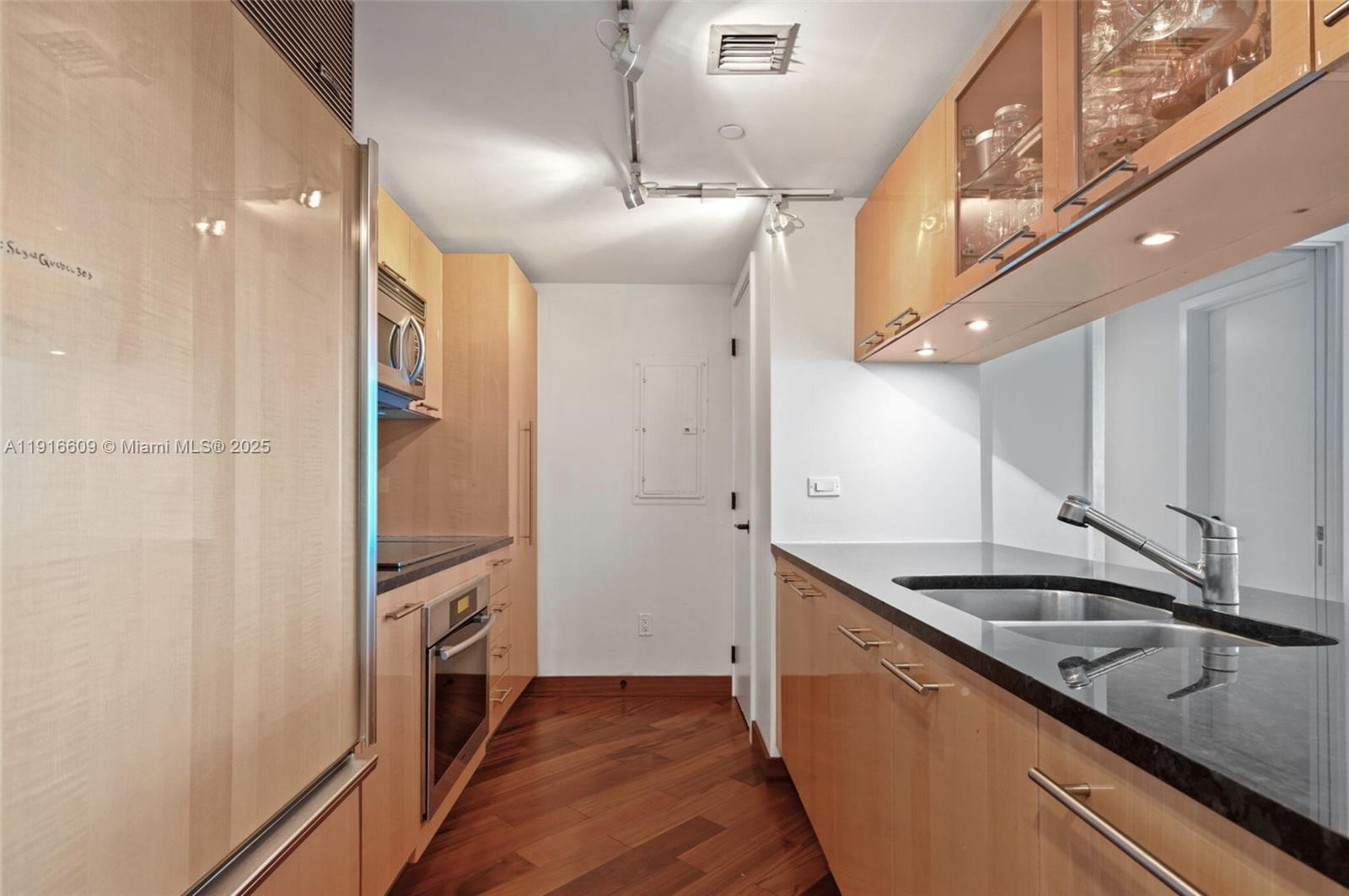 image Central Carillon Beach11