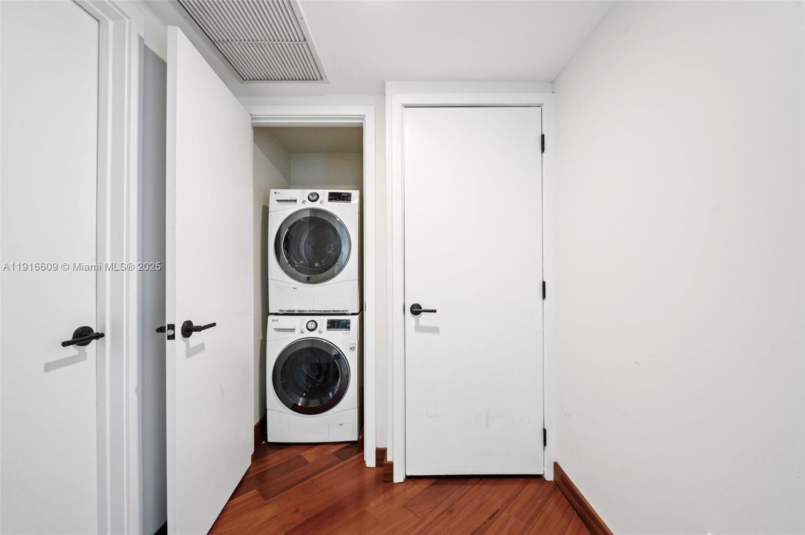 image Central Carillon Beach30