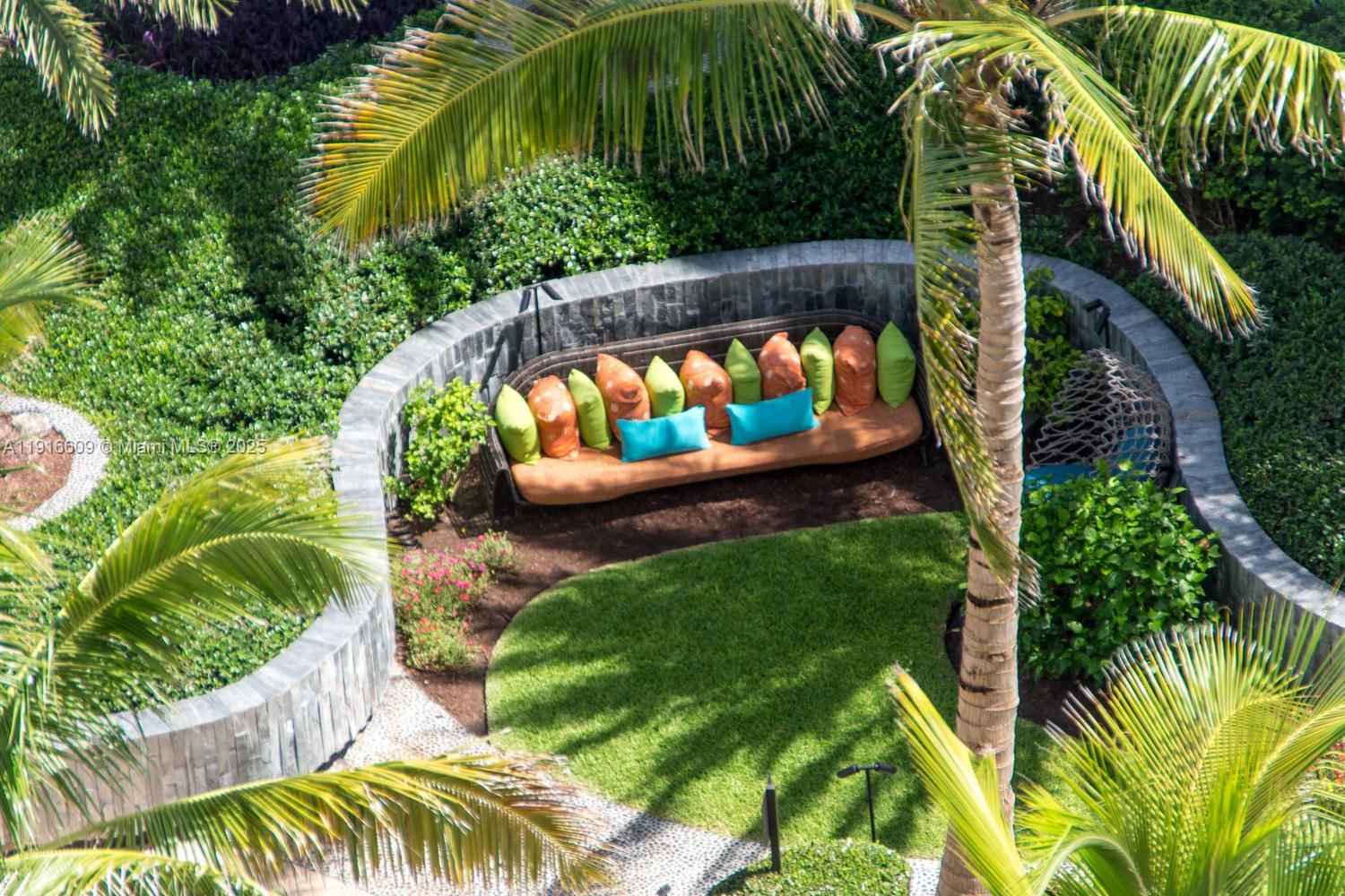 image Central Carillon Beach44