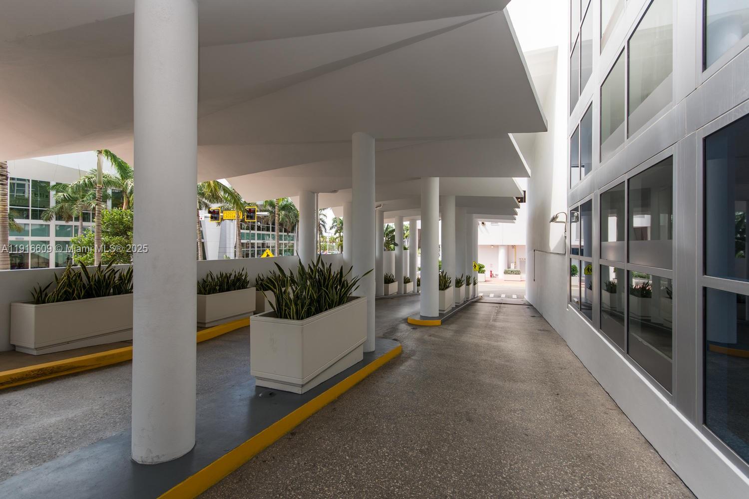 image Central Carillon Beach48