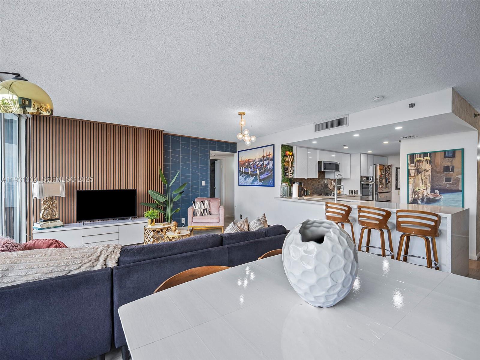 7601 E Treasure Dr #711