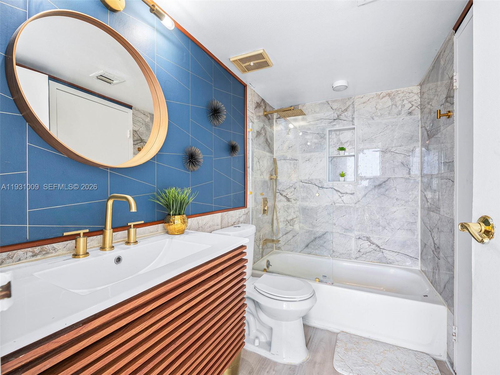 7601 E Treasure Dr #711 North Bay Village, FL 33141