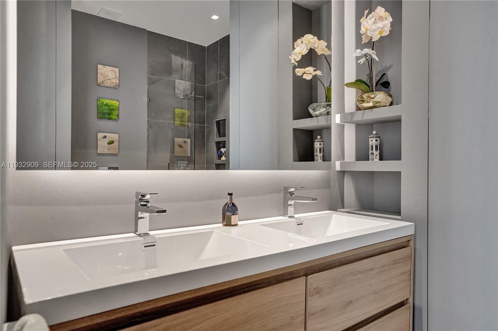 725 NE 22nd St #PH1A Miami, FL 33137