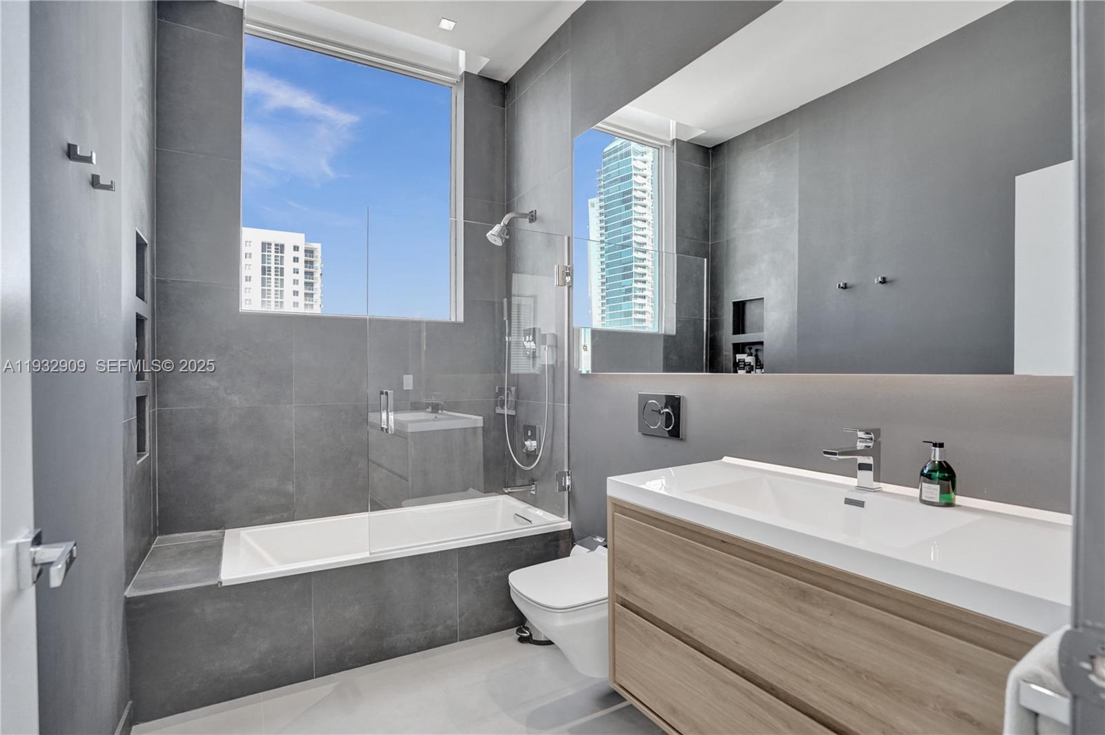 725 NE 22nd St #PH1A Miami, FL 33137