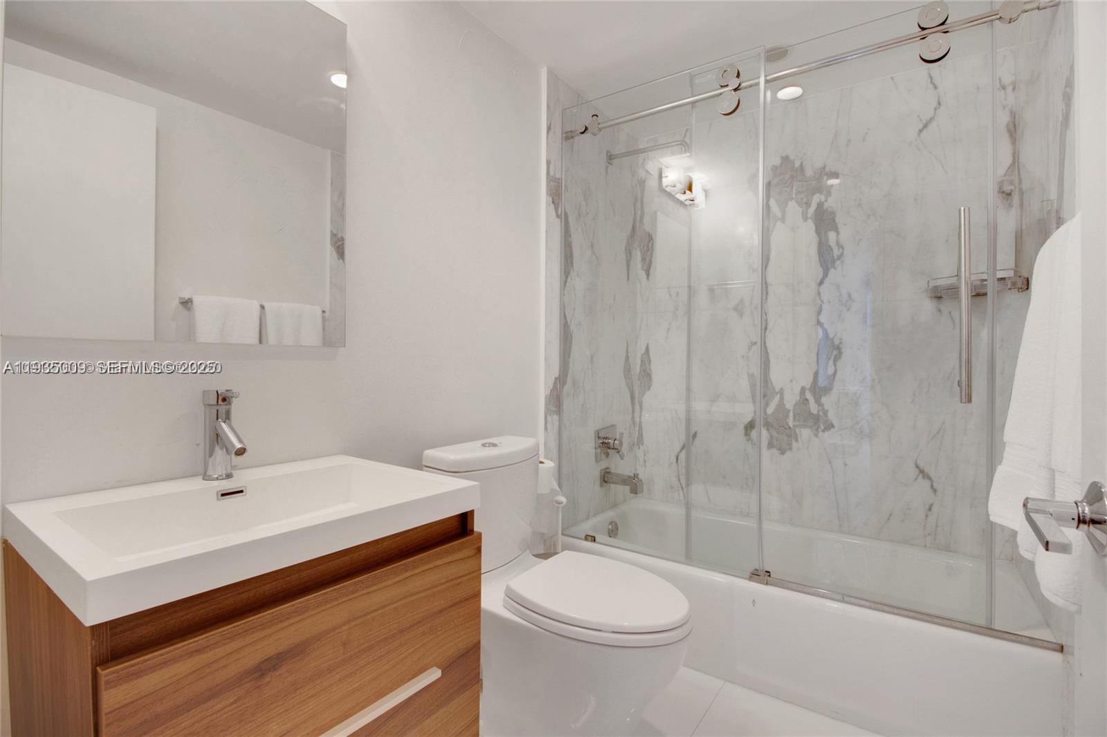 image Commodore Club West8