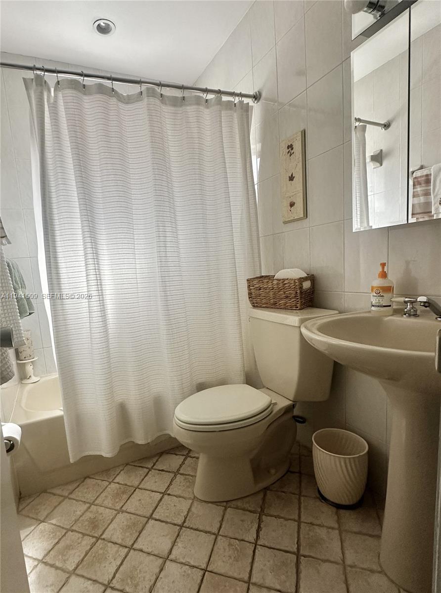 871 NW 17th Ct Miami, FL 33125