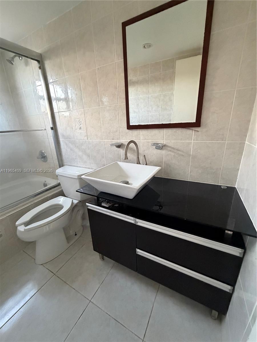 1830 Dixieanna St #406 Hollywood, FL 33020