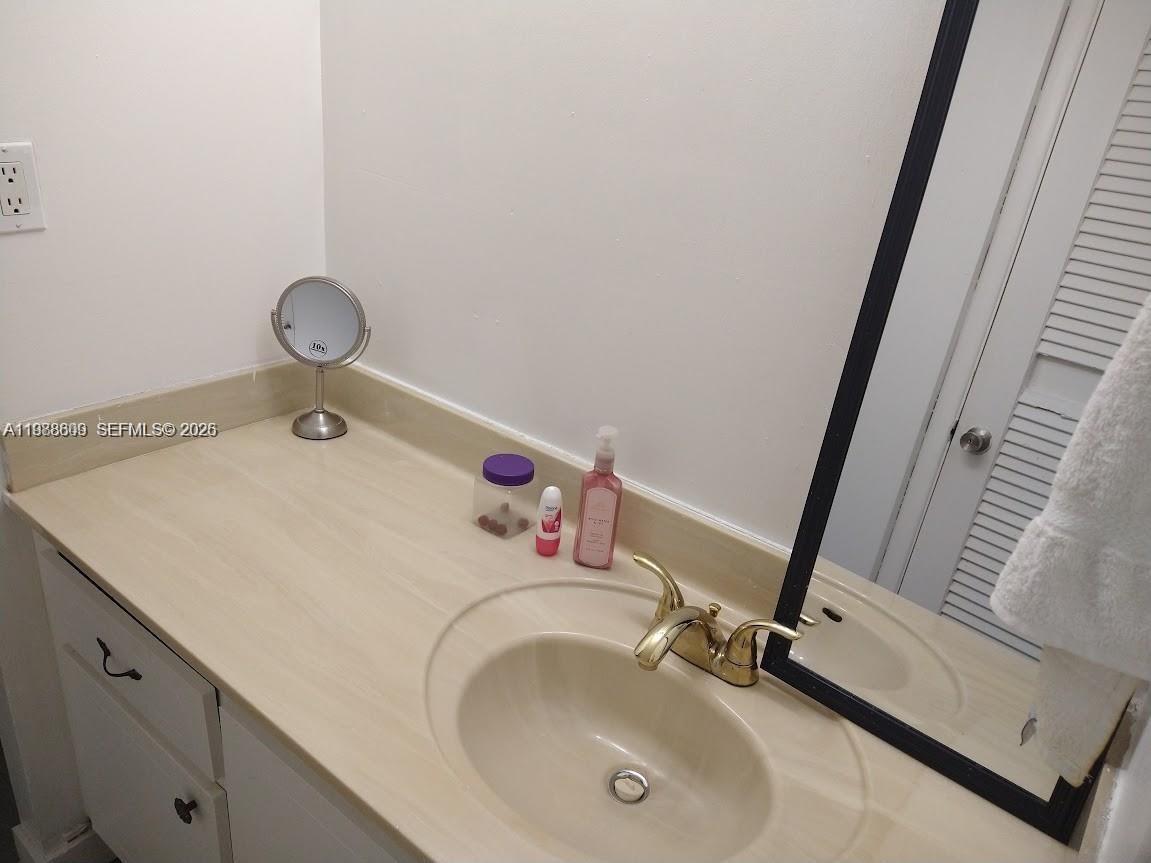 6039 Collins Ave #1710 Miami Beach, FL 33140