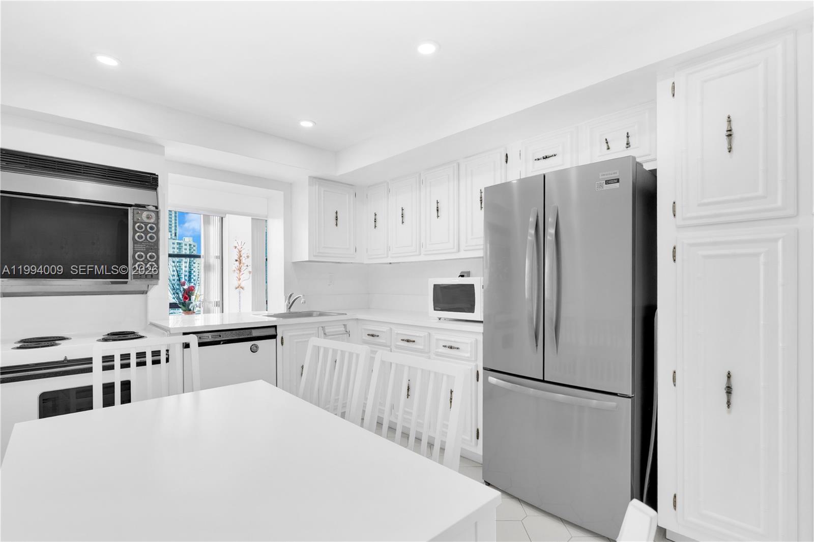 1000 Parkview Dr #822 Hallandale Beach, FL 33009